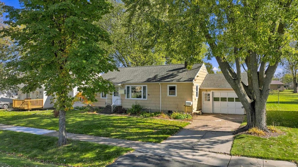 Photo of 901 N Maple AVENUE, Marshfield, WI 54449 (MLS # 22605222)