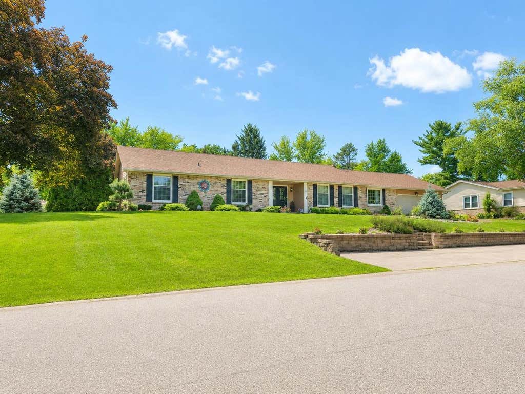 Photo of 1903 Eastwood AVENUE, Janesville, WI 53545 (MLS # 2030346)