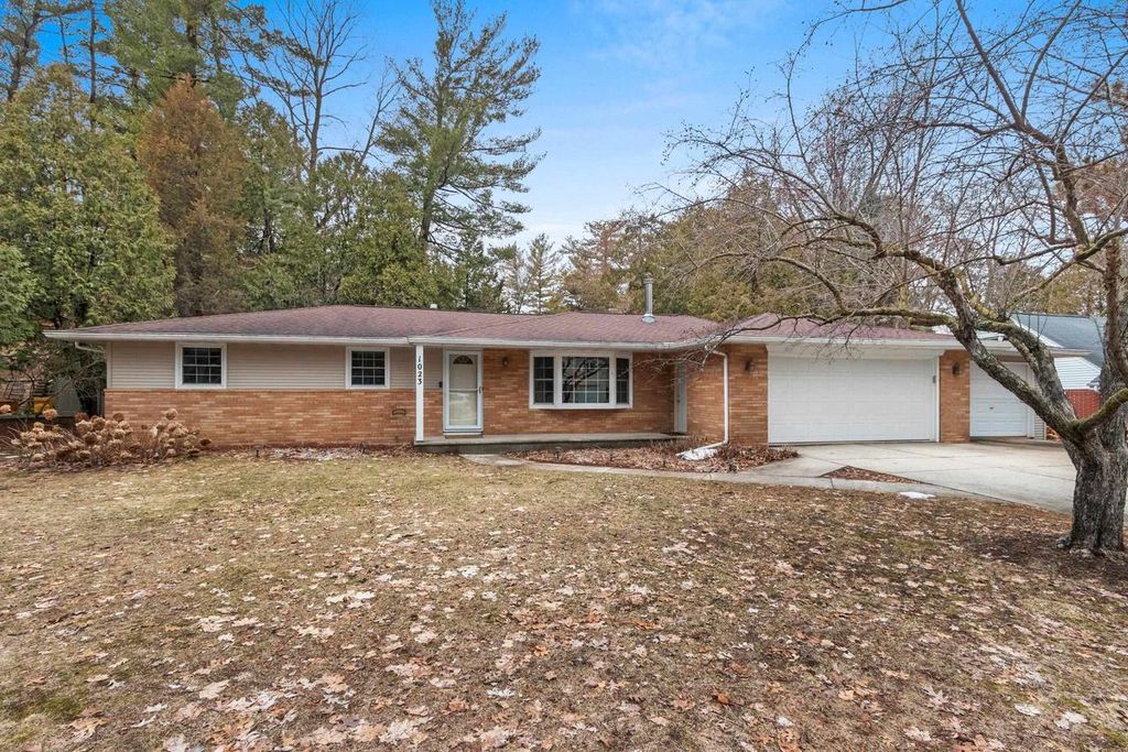 Photo of 1023 Laverne DRIVE, Green Bay, WI 54311 (MLS # 50323229)