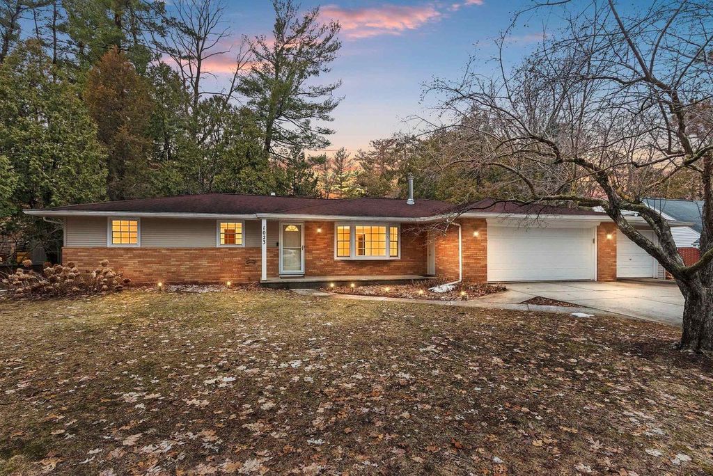 Photo of 1023 Laverne DRIVE, Green Bay, WI 54311 (MLS # 50323229)