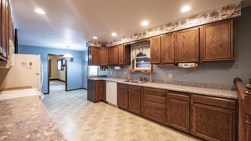 Photo of 409 E Sumner STREET, Weyauwega, WI 54983 (MLS # 50320571)