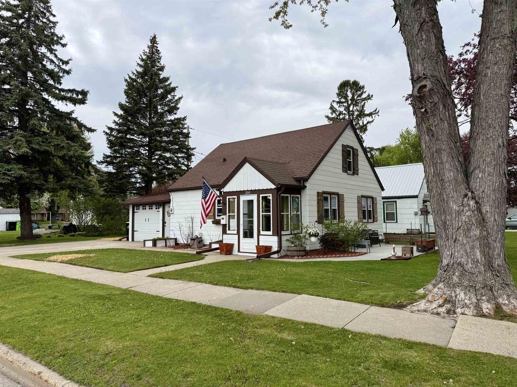 Photo of 200 Grandview AVENUE, Waupun, WI 53963 (MLS # 2022987)