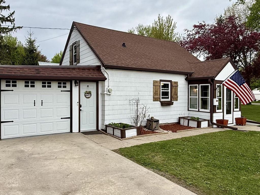 Photo of 200 Grandview AVENUE, Waupun, WI 53963 (MLS # 2022987)