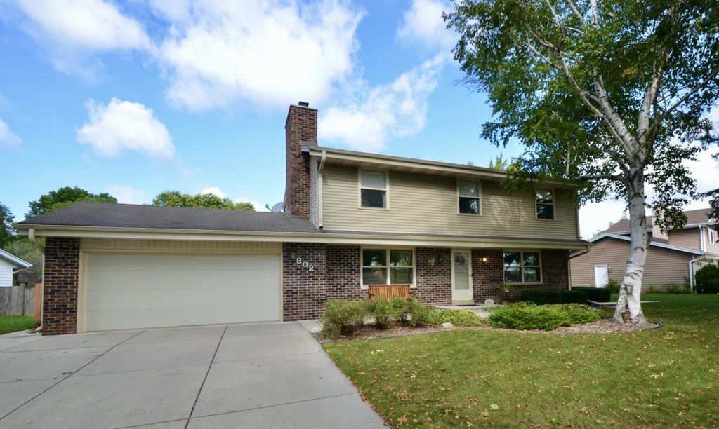 Photo of 802 S Comanche LANE, Waukesha, WI 53188 (MLS # 1936862)