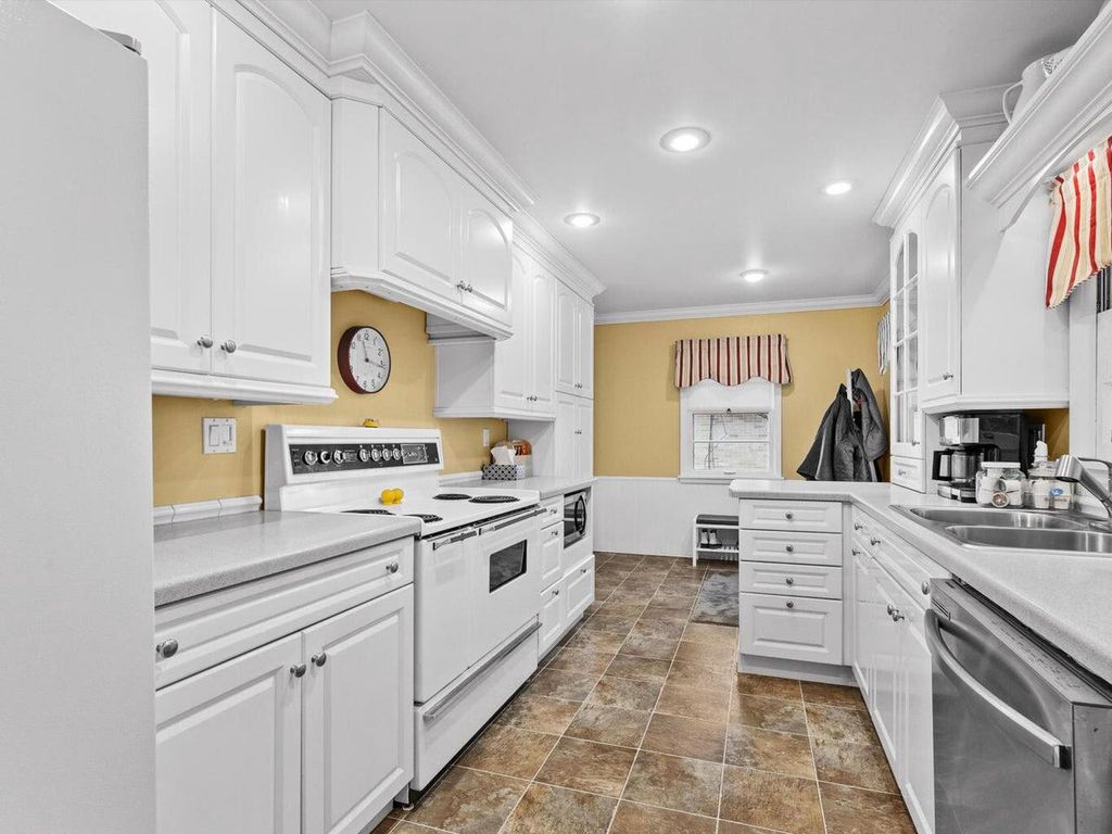 Photo of 1616 Ahrens STREET, Manitowoc, WI 54220 (MLS # 1956266)