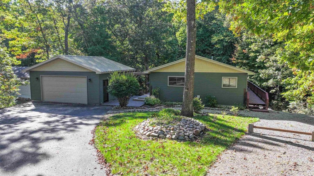 Photo of N3025 Crestwood DRIVE, Waupaca, WI 54981 (MLS # 50334070)