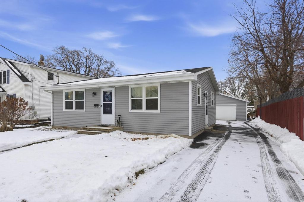 Photo of 1015 W Bell AVENUE, Appleton, WI 54914 (MLS # 50319386)