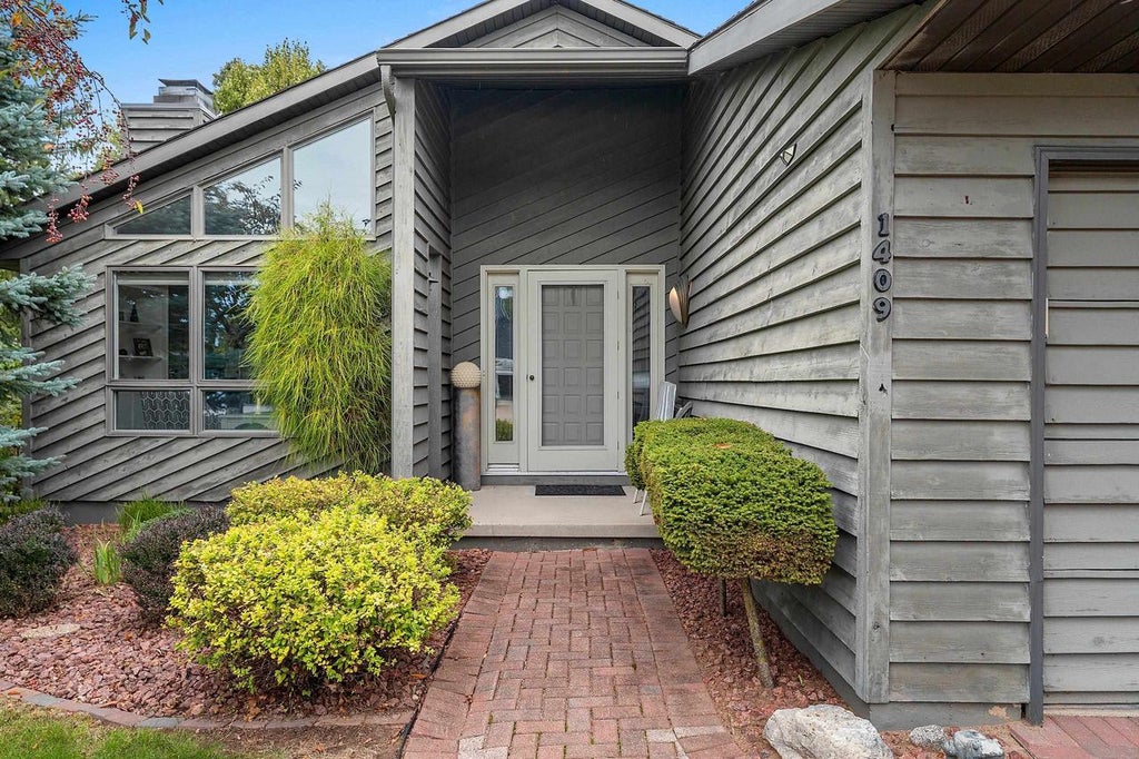 Photo of 1409 N Bay Highlands DRIVE, Green Bay, WI 54311 (MLS # 50333029)