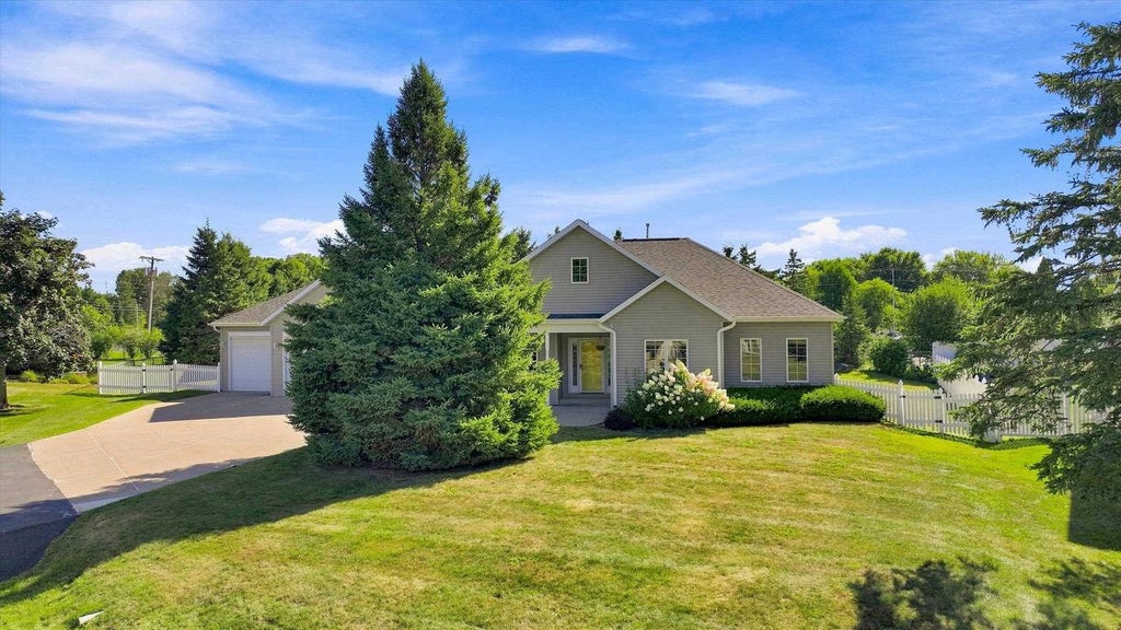 Photo of 1109 S Locust AVENUE, Marshfield, WI 54449 (MLS # 22604077)