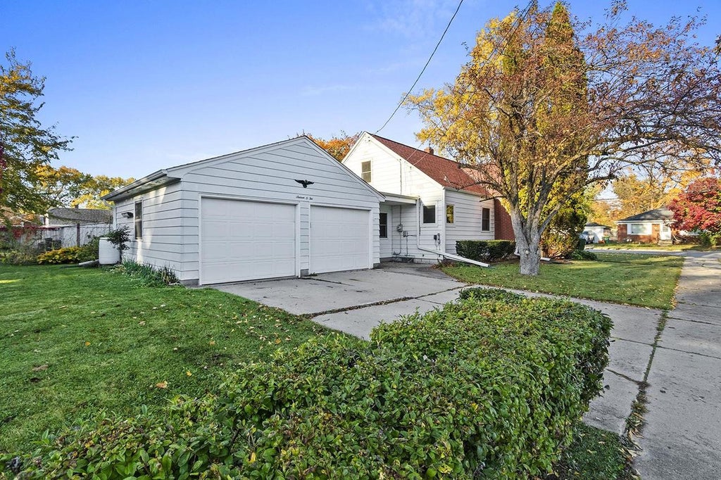 Photo of 1602 Crooks STREET, Green Bay, WI 54302 (MLS # 50335132)