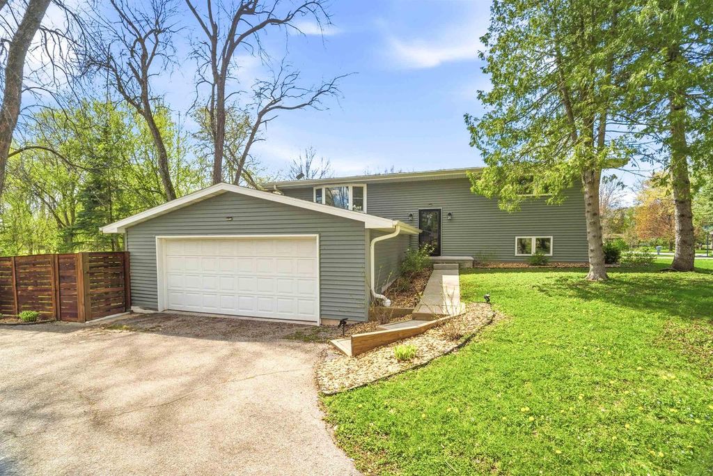 Photo of W6395 Lakeview COURT, Menasha, WI 54952 (MLS # 50325000)