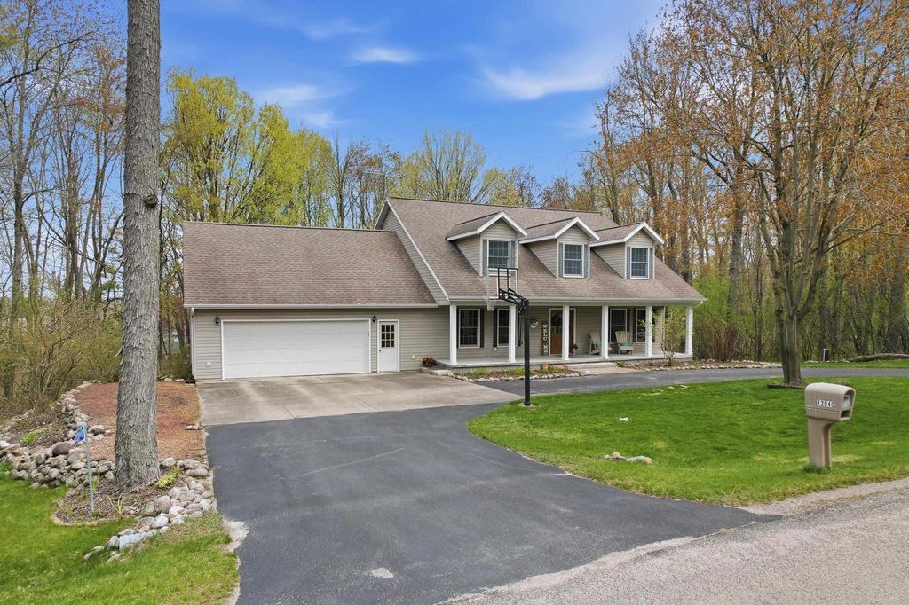 Photo of E2040 Curtis LANE, Iola, WI 54945 (MLS # 22601865)