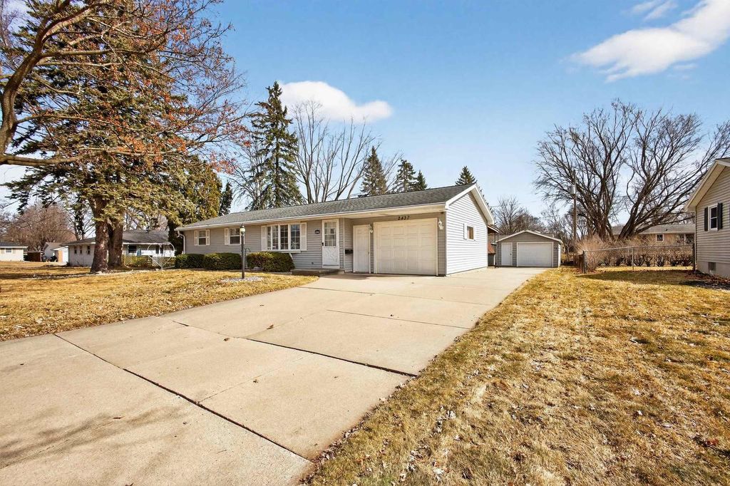 Photo of 2437 Peshtigo STREET, Green Bay, WI 54313 (MLS # 50321988)