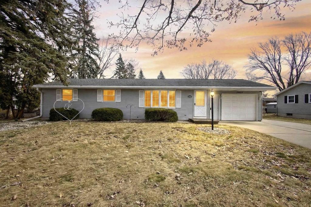 Photo of 2437 Peshtigo STREET, Green Bay, WI 54313 (MLS # 50321988)