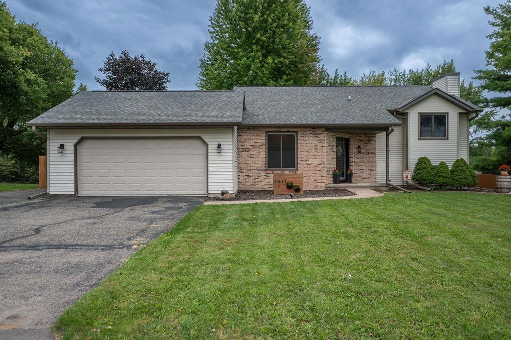 Photo of 1837 Montana AVENUE, Sun Prairie, WI 53590 (MLS # 2033013)
