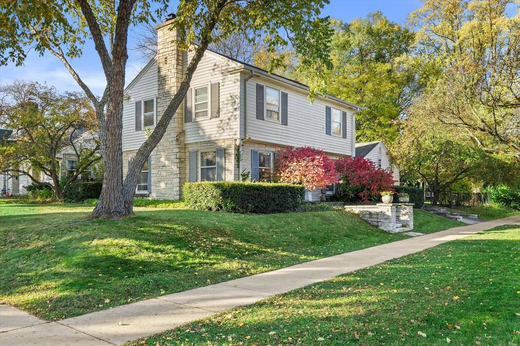 Photo of 9515 Ridge BOULEVARD, Wauwatosa, WI 53226 (MLS # 1940966)