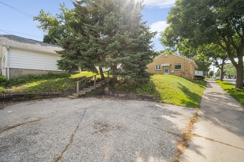 Photo of 3300 S 14th STREET, Milwaukee, WI 53215 (MLS # 1977848)