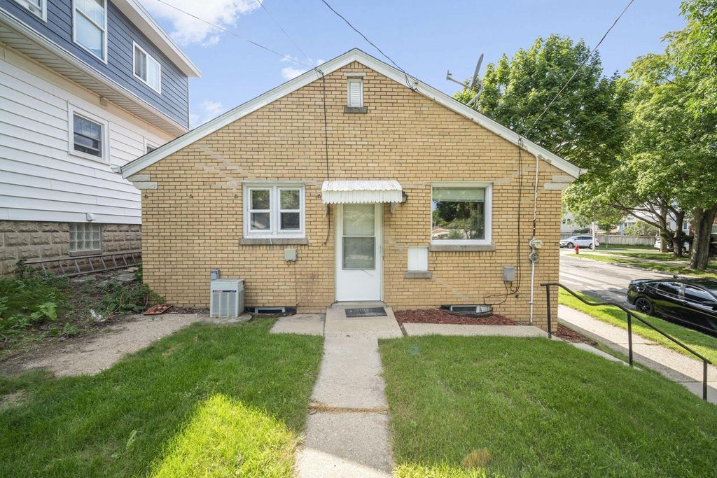 Photo of 3300 S 14th STREET, Milwaukee, WI 53215 (MLS # 1977848)