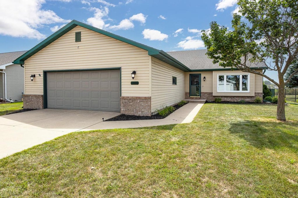 Photo of 1005 Freedom AVENUE, Oshkosh, WI 54901 (MLS # 50331293)