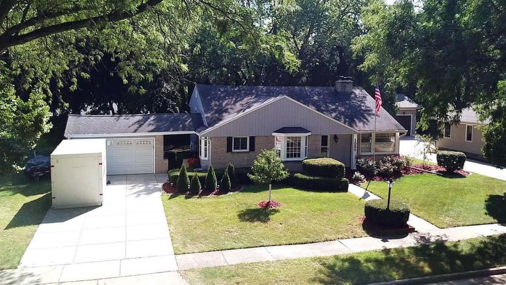 Photo of 1037 Windsor DRIVE, Waukesha, WI 53186 (MLS # 1935470)
