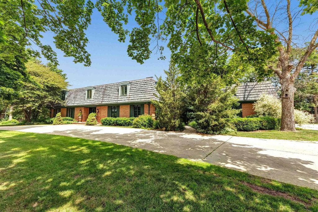 Photo of 675 Sunset CIRCLE, Green Bay, WI 54301 (MLS # 50327712)