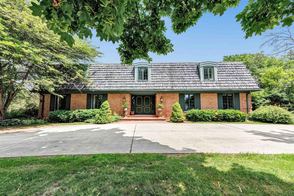 Photo of 675 Sunset CIRCLE, Green Bay, WI 54301 (MLS # 50327712)