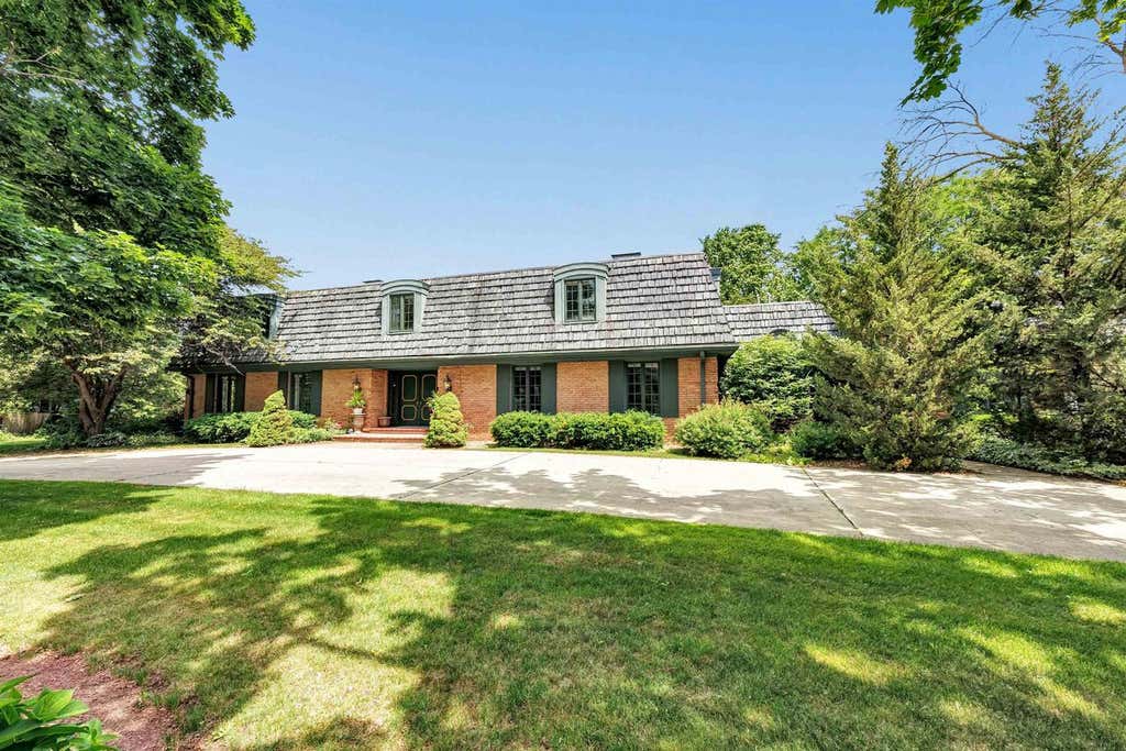 Photo of 675 Sunset CIRCLE, Green Bay, WI 54301 (MLS # 50327712)