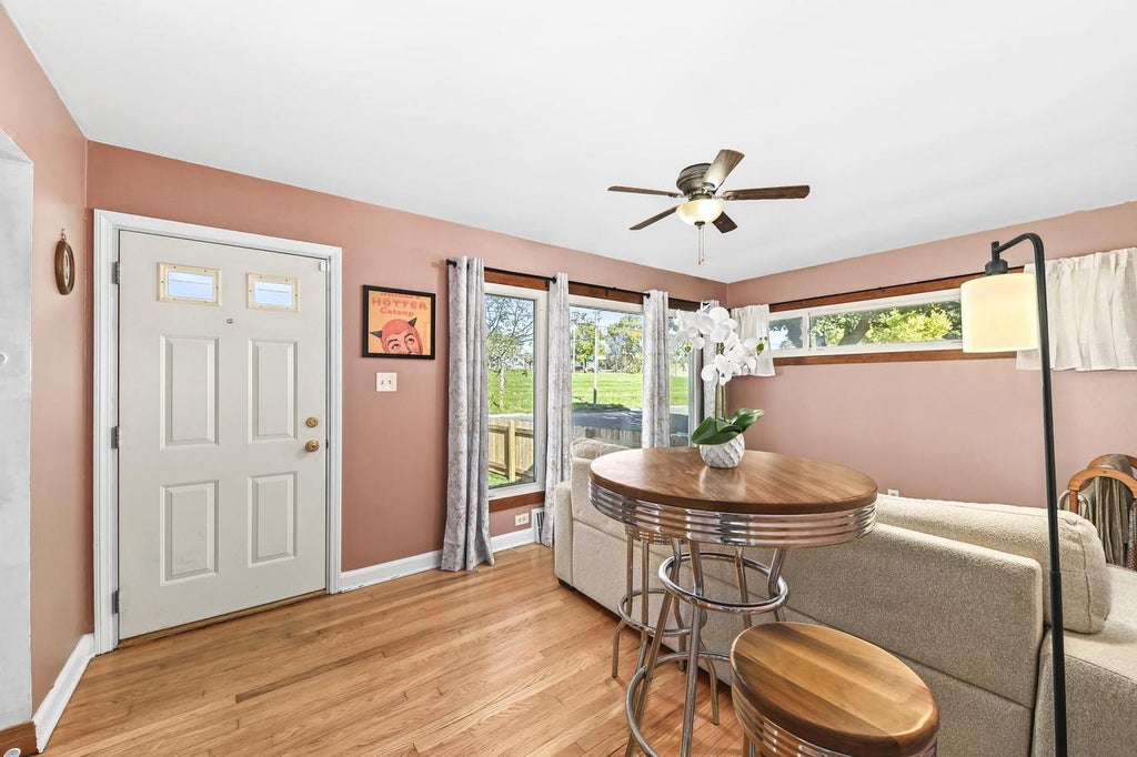 Photo of 505 W Waterford AVENUE, Milwaukee, WI 53207 (MLS # 1985749)