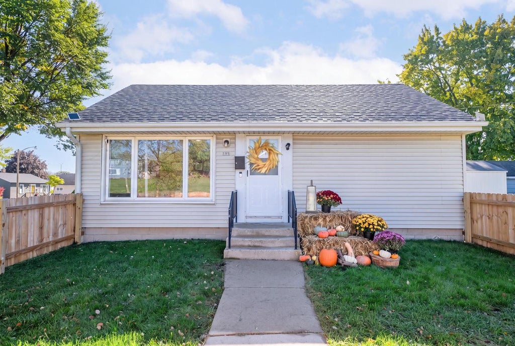 Photo of 505 W Waterford AVENUE, Milwaukee, WI 53207 (MLS # 1985749)