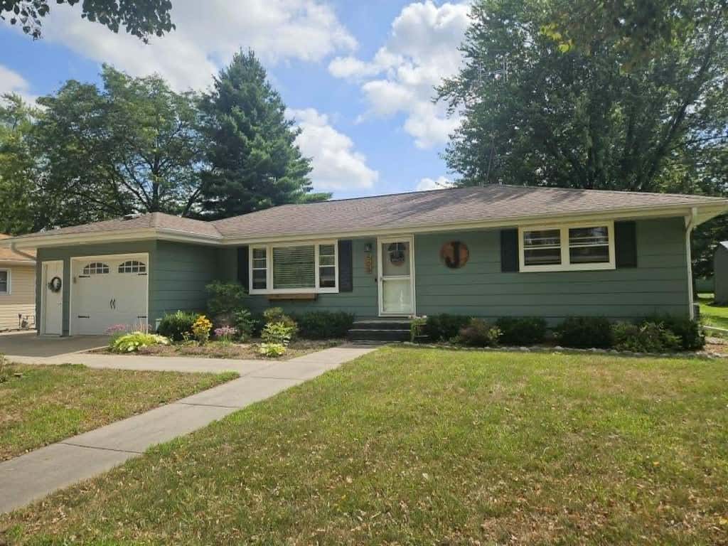 Photo of 500 E Grant STREET, Marshfield, WI 54449 (MLS # 22604178)