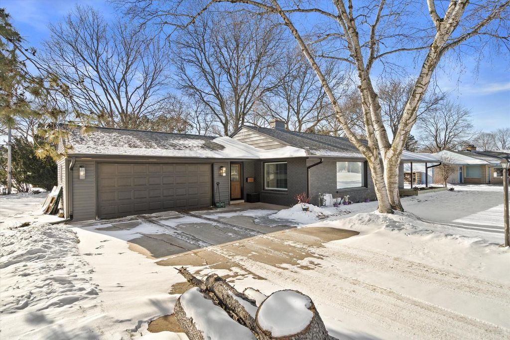 Photo of 305 Sunny LANE, Thiensville, WI 53092 (MLS # 1948713)