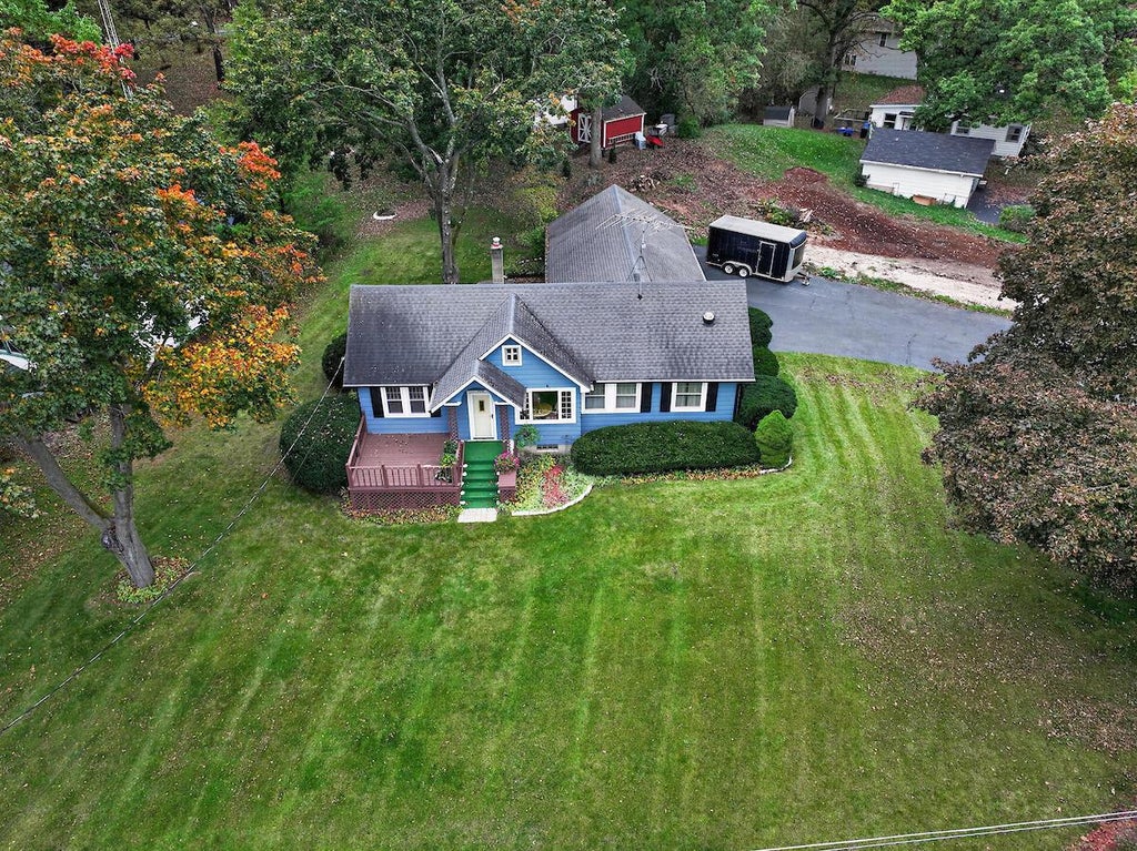 Photo of 7990 Lakeshore DRIVE W DRIVE W, Burlington, WI 53105 (MLS # 1985133)