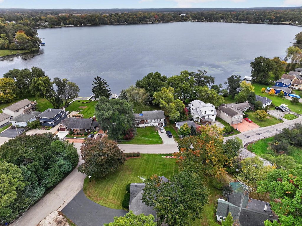 Photo of 7990 Lakeshore DRIVE W DRIVE W, Burlington, WI 53105 (MLS # 1985133)