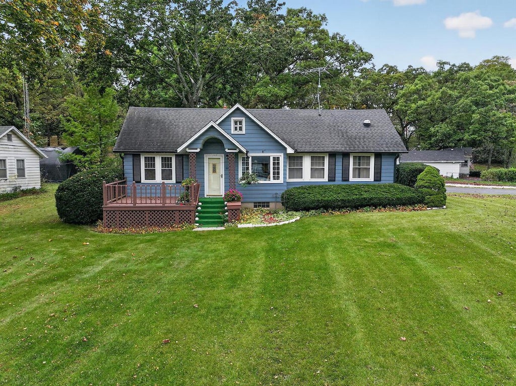 Photo of 7990 Lakeshore DRIVE W DRIVE W, Burlington, WI 53105 (MLS # 1985133)