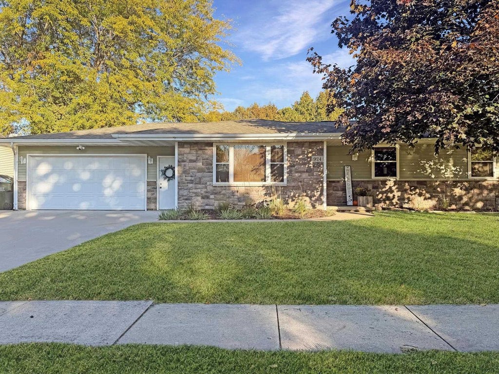 Photo of 924 Laurel LANE, Kaukauna, WI 54130 (MLS # 50333794)