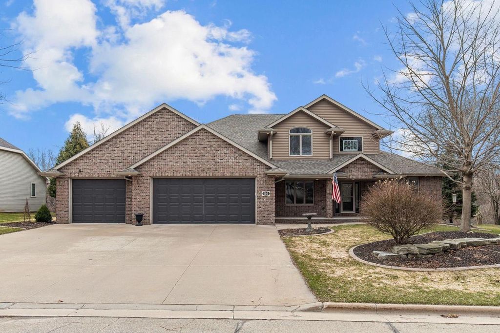 Photo of 114 Shalimar COURT, Combined Locks, WI 54113 (MLS # 50323564)