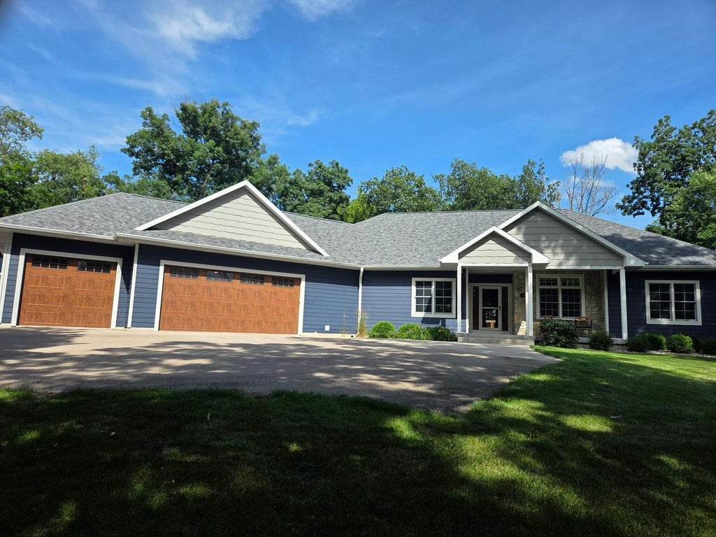 Photo of 763 Coyote Ct COURT, Deerfield, WI 53531 (MLS # 2027287)
