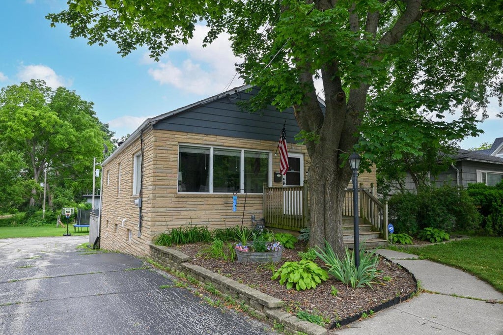 Photo of 246 North AVENUE, Hartland, WI 53029 (MLS # 1975682)