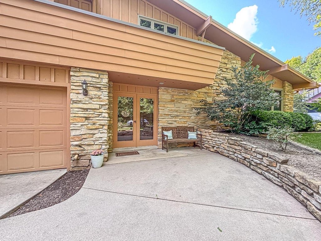 Photo of W267N7141 White Oak DRIVE, Sussex, WI 53089 (MLS # 1974994)
