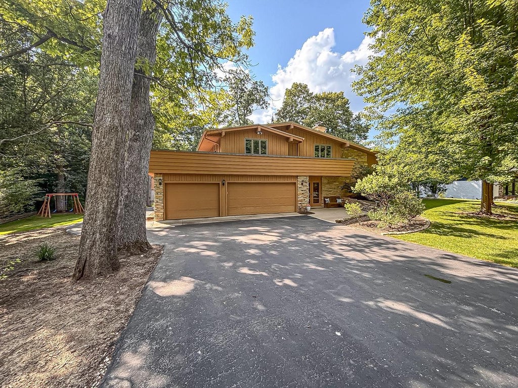 Photo of W267N7141 White Oak DRIVE, Sussex, WI 53089 (MLS # 1974994)