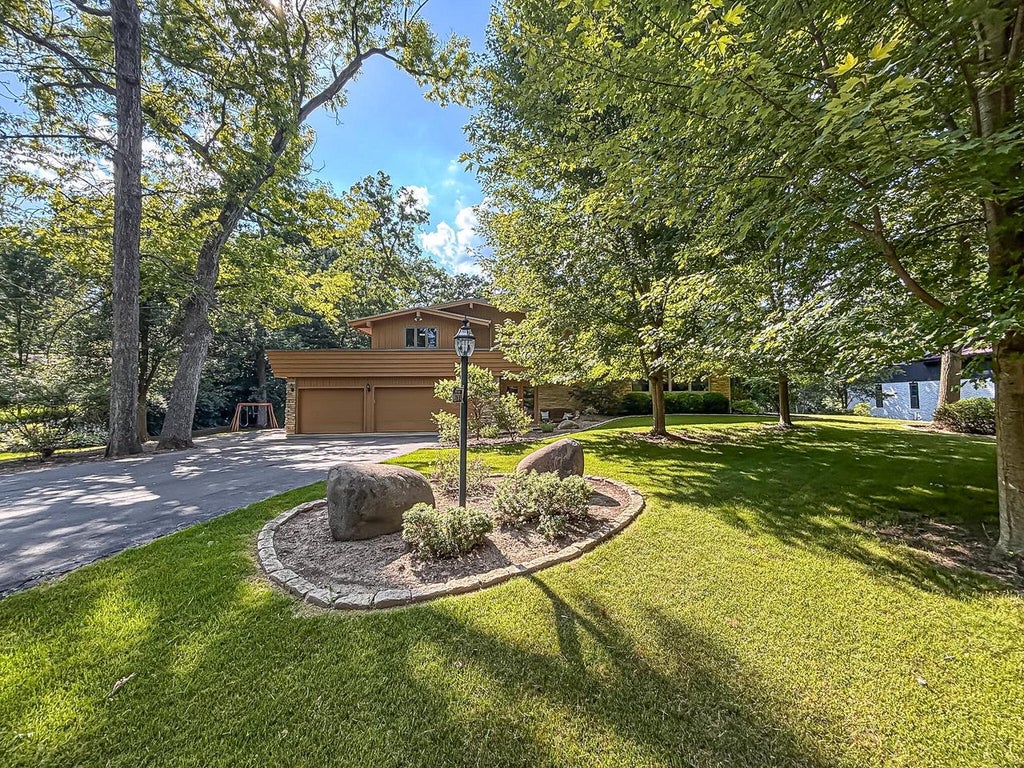 Photo of W267N7141 White Oak DRIVE, Sussex, WI 53089 (MLS # 1974994)