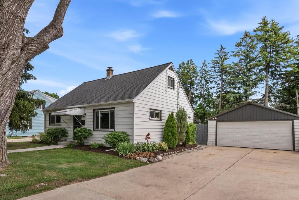 Photo of 1108 4th AVENUE, Grafton, WI 53024 (MLS # 1972100)