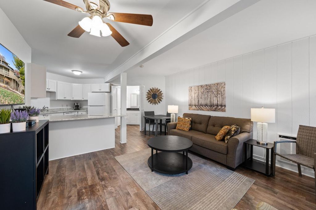 Photo of 601 Knollwood CIRCLE #B, Fontana, WI 53125 (MLS # 1941465)