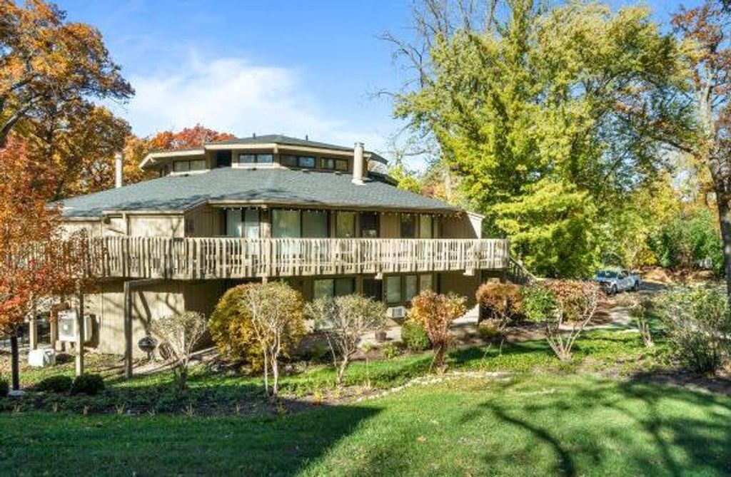 Photo of 601 Knollwood CIRCLE #B, Fontana, WI 53125 (MLS # 1941465)