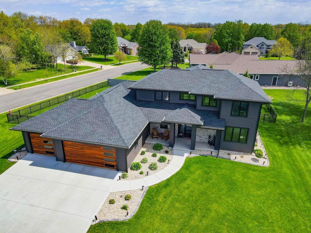 Photo of 347 Fairway CIRCLE, Edgerton, WI 53534 (MLS # 2022718)