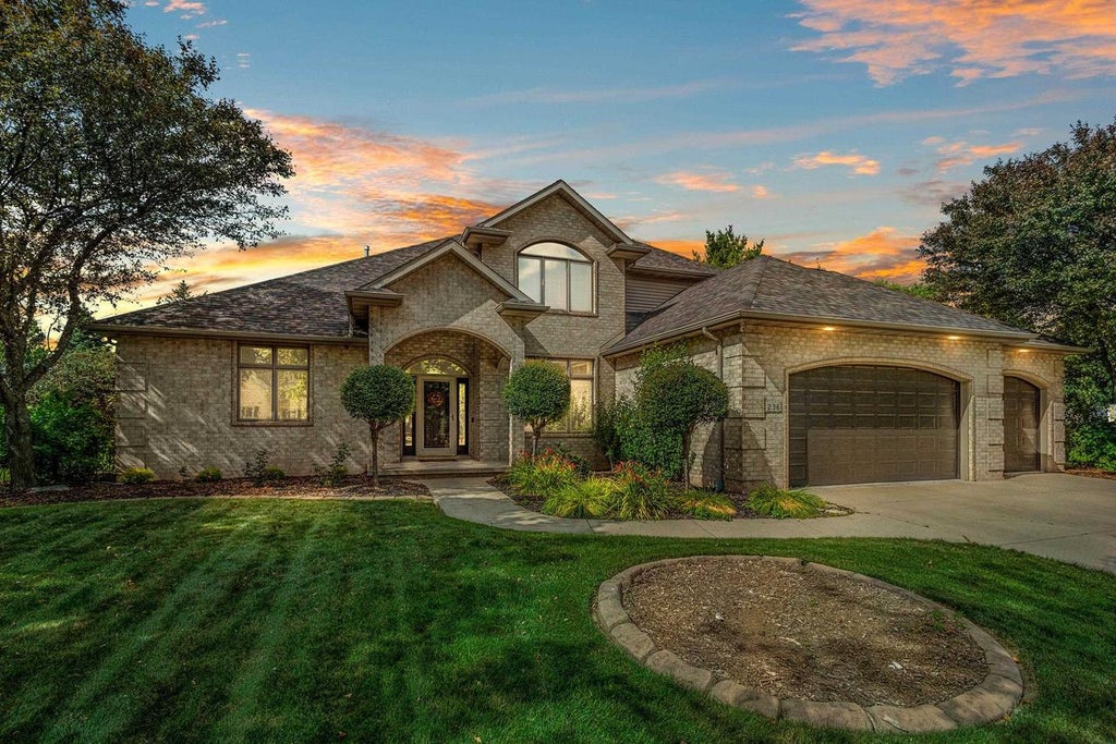 Photo of 236 E Thornbrook LANE, Appleton, WI 54913 (MLS # 50329952)