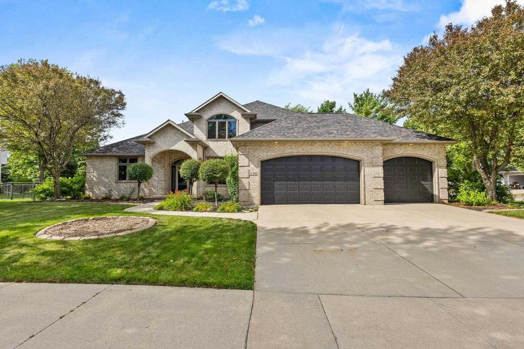 Photo of 236 E Thornbrook LANE, Appleton, WI 54913 (MLS # 50329952)