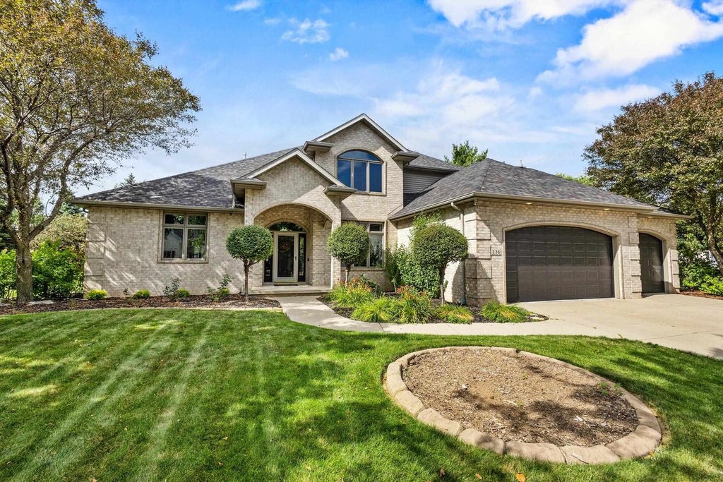 Photo of 236 E Thornbrook LANE, Appleton, WI 54913 (MLS # 50329952)