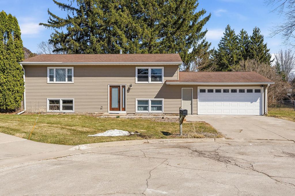 Photo of 2401 30th STREET SOUTH STREET S, La Crosse, WI 54601 (MLS # 1955181)