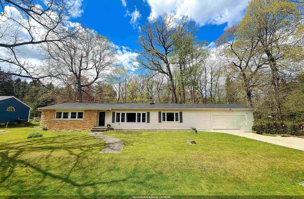 Photo of 2623 Oakcrest DRIVE, Neenah, WI 54956 (MLS # 50323868)